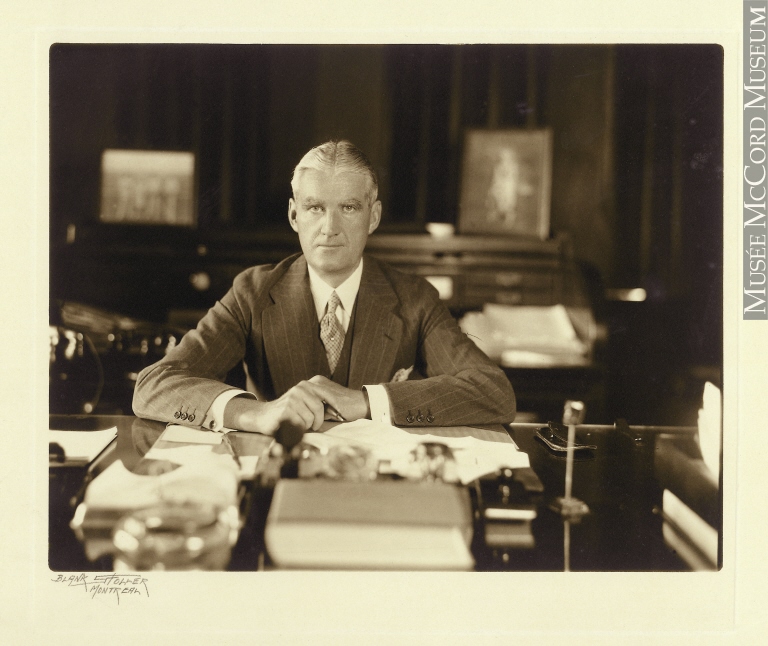 John W. McConnell à son bureau